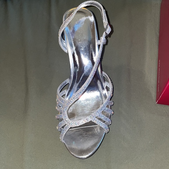 Silver Heels - Picture 3 of 5